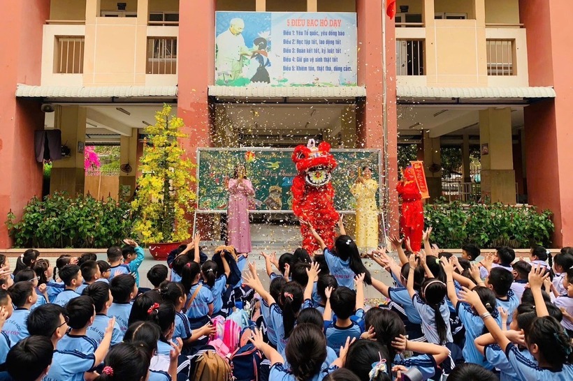 Trường học tổ chức cho học sinh xem múa lân. Ảnh: Báo Dân trí.