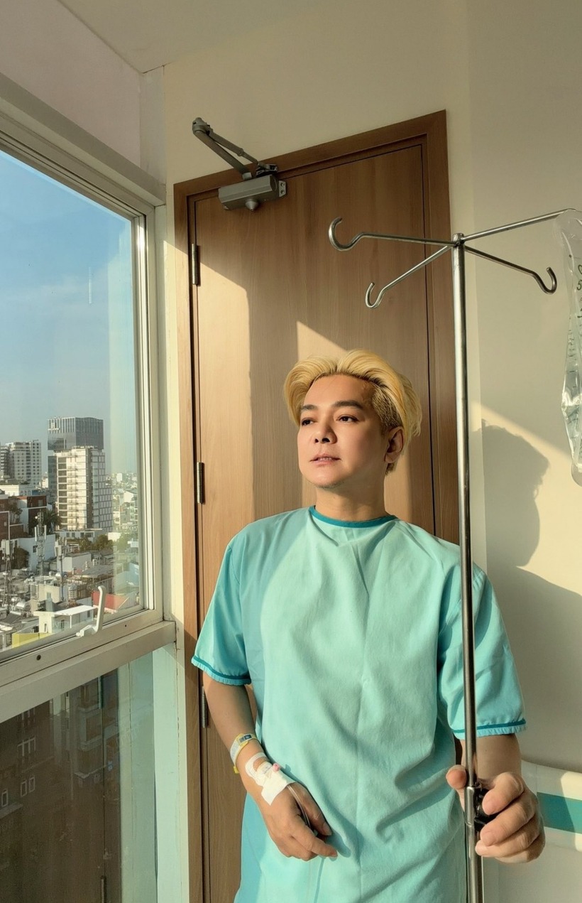 Ca sĩ Vũ Hà tươi tỉnh sau ca phẫu thuật nửa đêm.