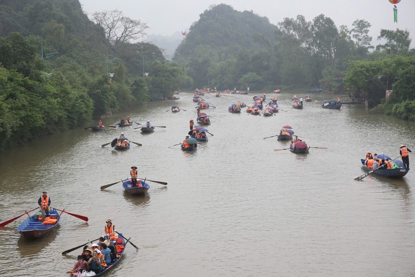 Ban tổ chức Lễ hội chùa Hương 2026 đã yêu cầu xử lý 2 lái đò có hành vi vòi tiền, "chặt chém" du khách. (Ảnh: Hà Nội mới)