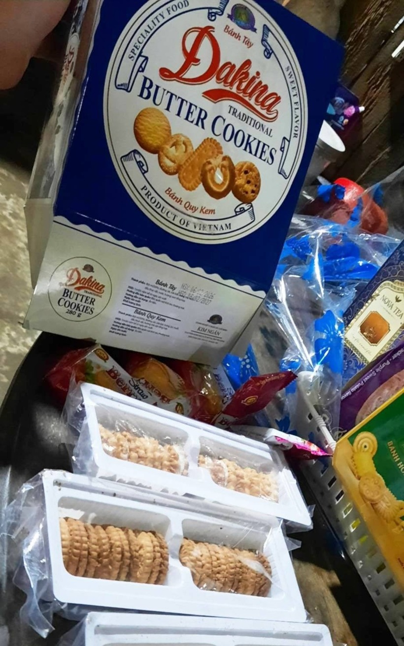Bi hài khui giỏ quà Tết: Vỏ như hàng "ngoại nhập" lộng lẫy, ruột lèo tèo vài chiếc bánh "fake"" - 2