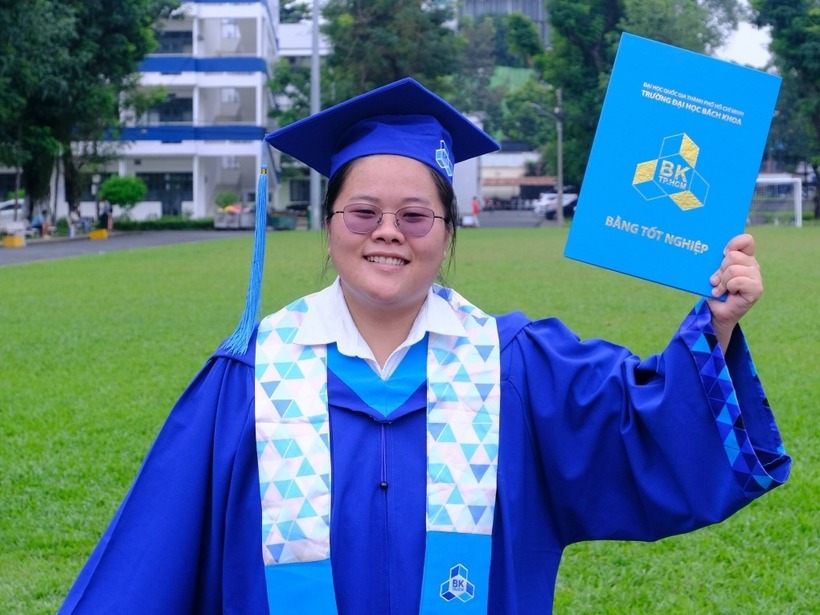 Anh Thư với tấm bằng tốt nghiệp Đại học Bách khoa TP.HCM. Ảnh: VnExpress
