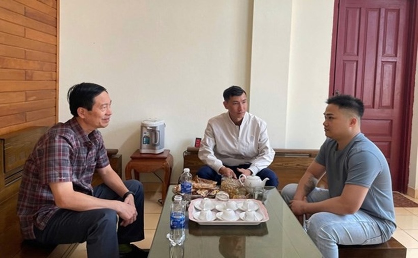Võ Minh Phong (áo xám, bìa phải) đến Công an xã Chư Păh đầu thú. (Ảnh: Công an)