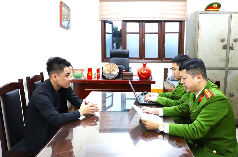 Văn phòng Cơ quan Cảnh sát điều tra tiếp nhận đối tượng Trần Văn Hoàn ra đầu thú. (Ảnh: Công an tỉnh Ninh Bình)