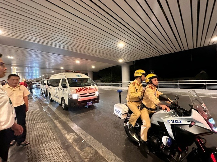 CSGT TP.HCM hỗ trợ dẫn đường, bảo đảm quá trình vận chuyển tạng được diễn ra nhanh chóng, an toàn. Ảnh: NLĐ.