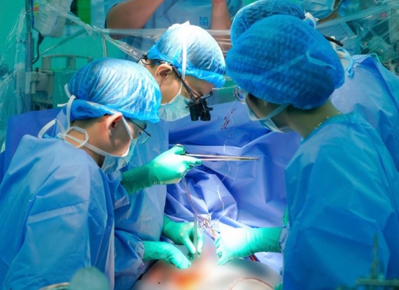 Ê kíp bác sĩ thực hiện ghép tim cho bệnh nhi. Ảnh: VietNamNet.