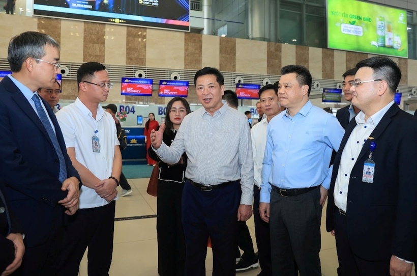 Bộ trưởng Bộ Xây dựng kiểm tra công tác phục vụ hành khách tại Cảng HKQT Nội Bài dịp Tết Nguyên đán Bính Ngọ 2026.