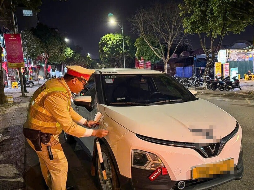CSGT niêm phong, tạm giữ phương tiện của tài xế vi phạm nồng độ cồn.