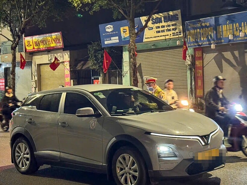 Việc kiểm soát được tiến hành với cả các tài xế điều khiển xe ô tô, xe taxi.