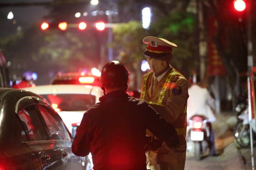 Trong tối 23/2, Đội CSGT đường bộ số 5 phát hiện 17 trường hợp vi phạm nồng độ cồn.