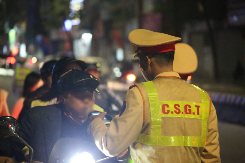 CSGT kiểm tra nồng độ cồn với người điều khiển xe máy.