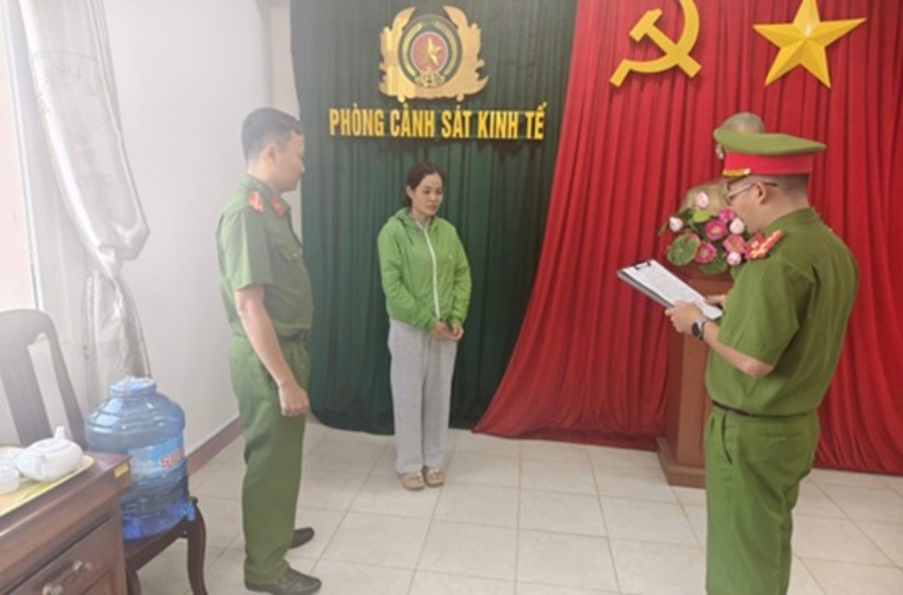 Cơ quan CSĐT Công an tỉnh Đắk Lắk tiến hành tống đạt thủ tục khởi tố bị can đối với bị can Châu Thị Mộng Thi. (Ảnh: Công an tỉnh Đắk Lắk)