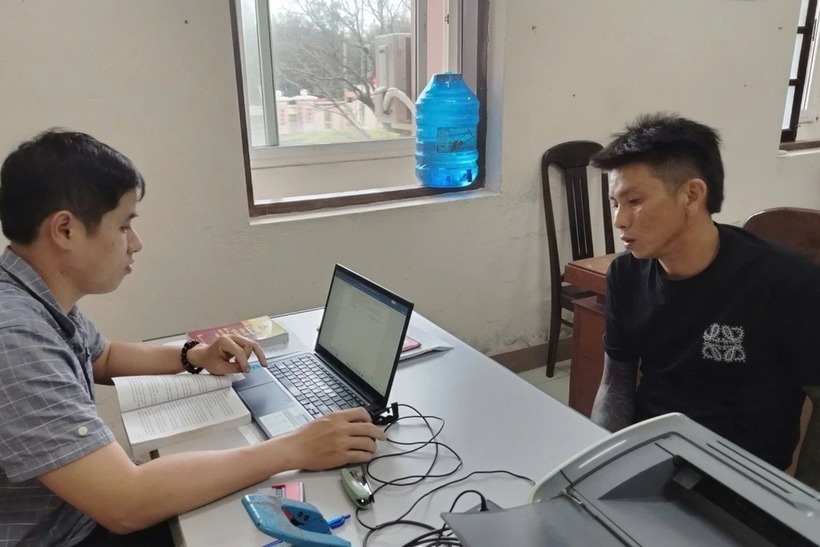 Đối tượng Lê Hữu Nghị (áo đen) tại cơ quan công an. Ảnh: Dân Trí