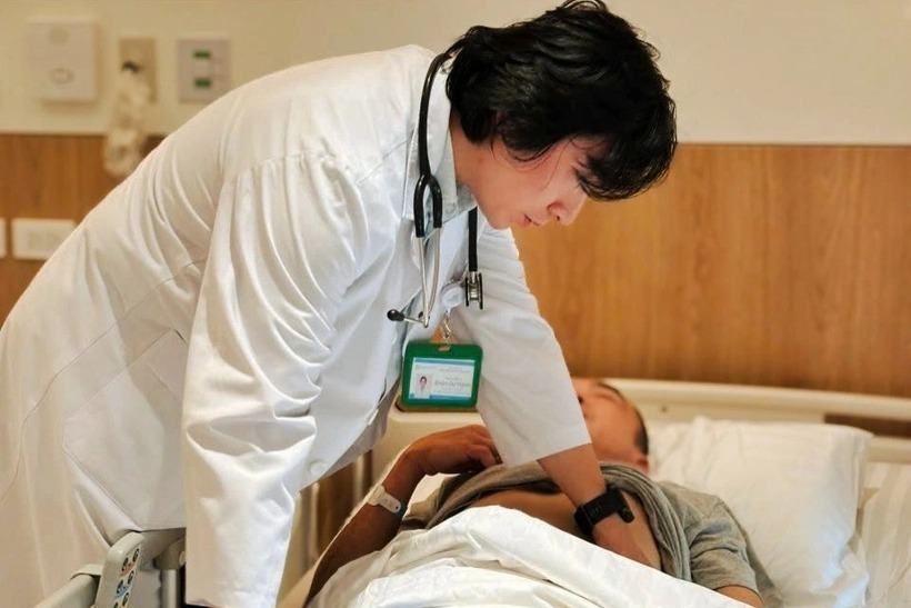 ThS.BS Đoàn Dư Mạnh thăm khám cho bệnh nhân. Ảnh: Dân Trí.