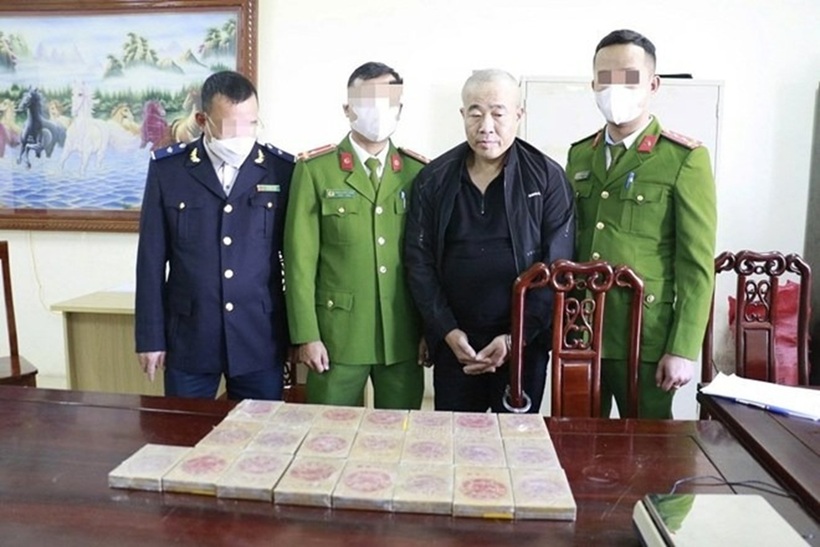 Lực lượng Công an bắt giữ đối tượng trong đường dây mua bán ma túy, thu giữ 22 bánh heroin. Ảnh: Công an Nghệ An