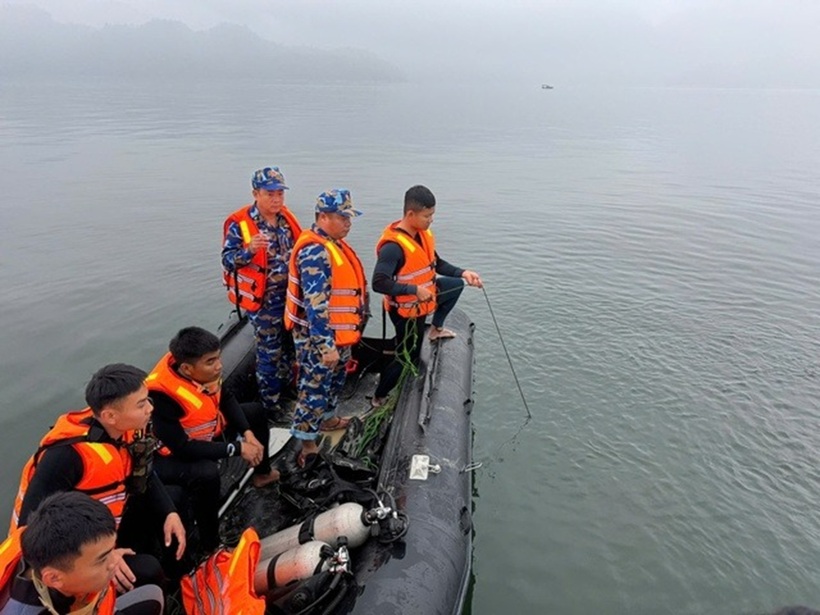 Lực lượng chức năng tìm kiếm nạn nhân. Ảnh: Thanh Niên