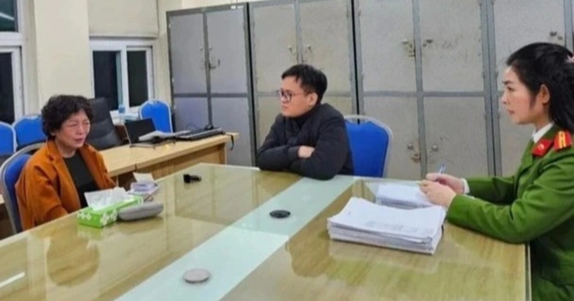 Bị can Phạm Thị Hòa (trái),  cựu Chủ tịch HĐQT Sen Tài Thu tại cơ quan công an.