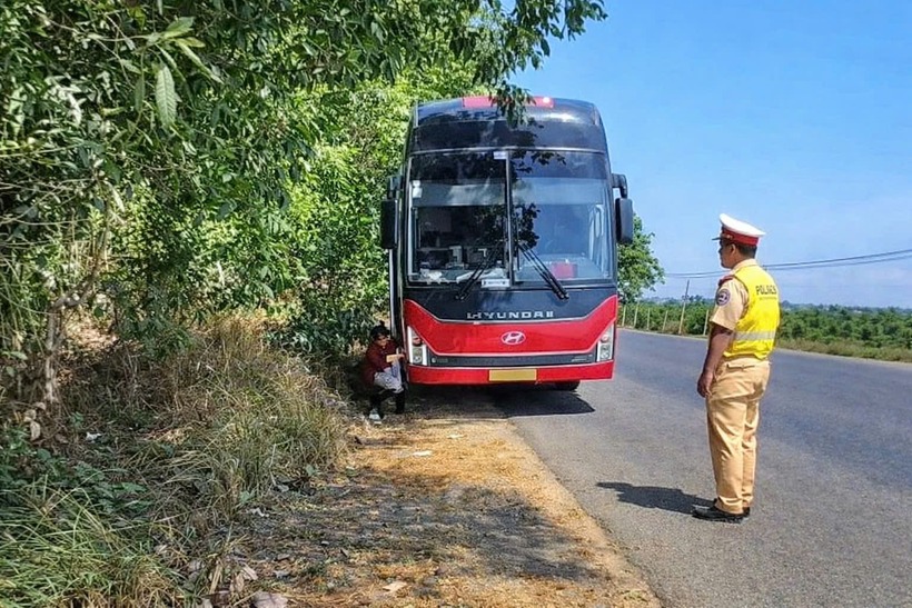Phòng CSGT Công an tỉnh Quảng Ngãi xử phạt xe khách 45 chỗ chở 61 người. Ảnh: Người lao động