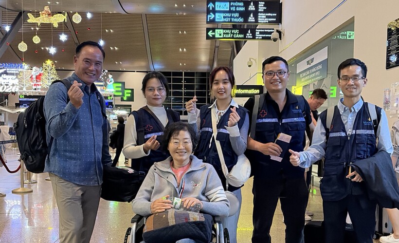 Bác sĩ Đỗ Tiến Dũng (ngoài cùng bên phải) cùng ê-kíp đưa bệnh nhân về nước.