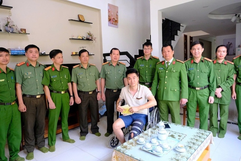 Lãnh đạo Công an tỉnh Lâm Đồng thăm hỏi Đại úy Trần Việt Hoàn. Ảnh: Công an tỉnh Lâm Đồng.