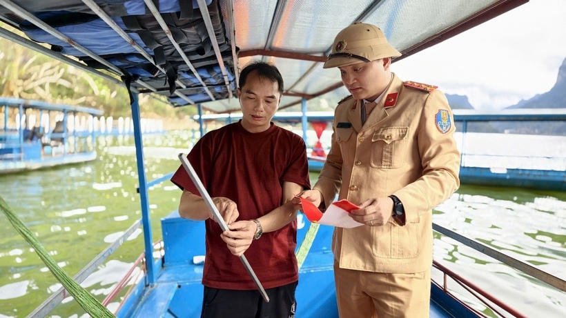 CSGT thực hiện công tác tuyên truyền pháp luật giao thông đường thủy nội địa, yêu cầu ký cam kết với các chủ bến, chủ phương tiện thủy