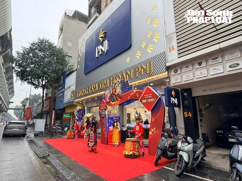 Người mặc đồ Thần Tài xuất hiện trước cửa tiệm vàng, mang đến sắc màu vui tươi ngày cao điểm.