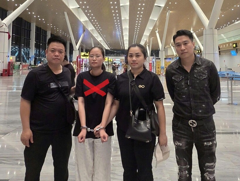 Công an phường Ngô Quyền bắt giữ đối tượng truy nã Hoàng Ngọc Ánh (dấu X). Ảnh: Công an TP Hải Phòng.