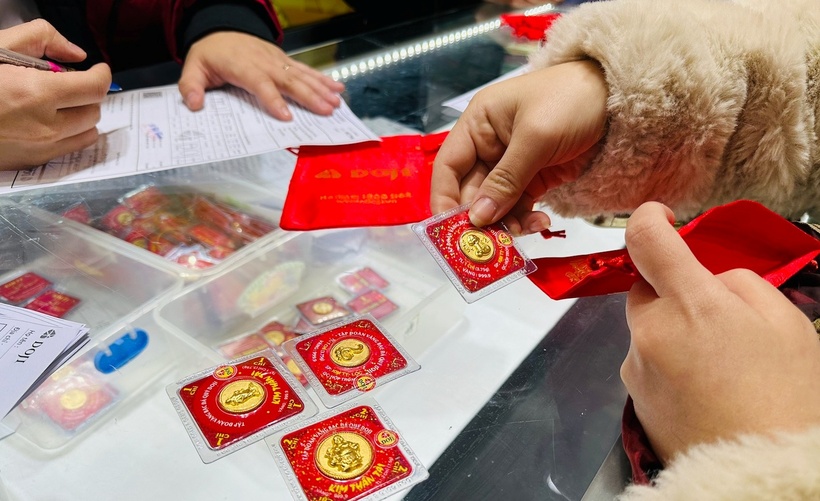 Giá vàng trong nước tăng mạnh trước ngày Vía Thần tài (mùng 10 tháng Giêng), khi nhu cầu mua vàng cầu may đầu năm gia tăng nhanh chóng. (Ảnh: VietnamNet)
