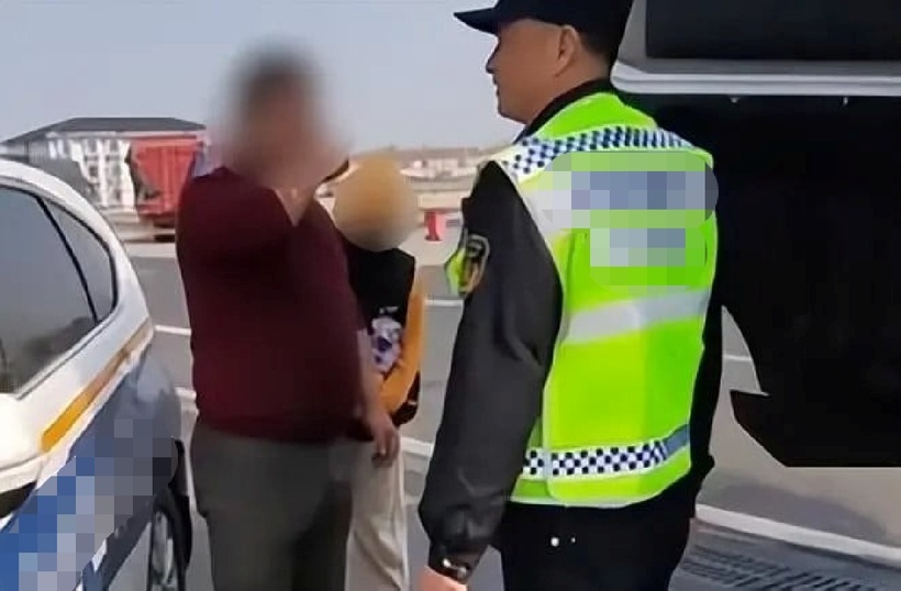 Vợ bật khóc nức nở giữa trạm dừng nghỉ vì bị chồng "bỏ quên" khi đang đi vệ sinh. Ảnh: Sohu.