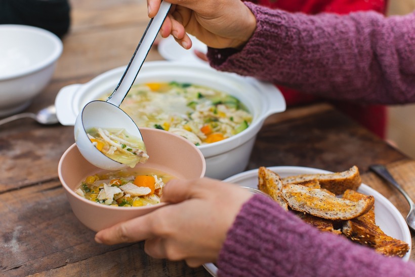 Sau uống bia rượu nên ăn cháo loãng, súp ấm dễ tiêu.