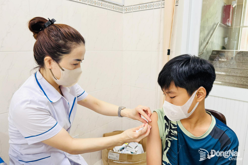 Trẻ nhỏ được tiêm vaccine phòng bệnh tại Trung tâm Kiểm soát bệnh tật tỉnh Đồng Nai. Ảnh: Báo Đồng Nai.