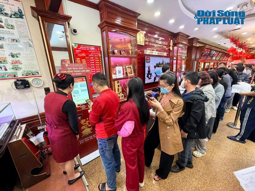 Nhiều người lựa chọn giao dịch qua máy tự động để tiết kiệm thời gian chờ đợi.