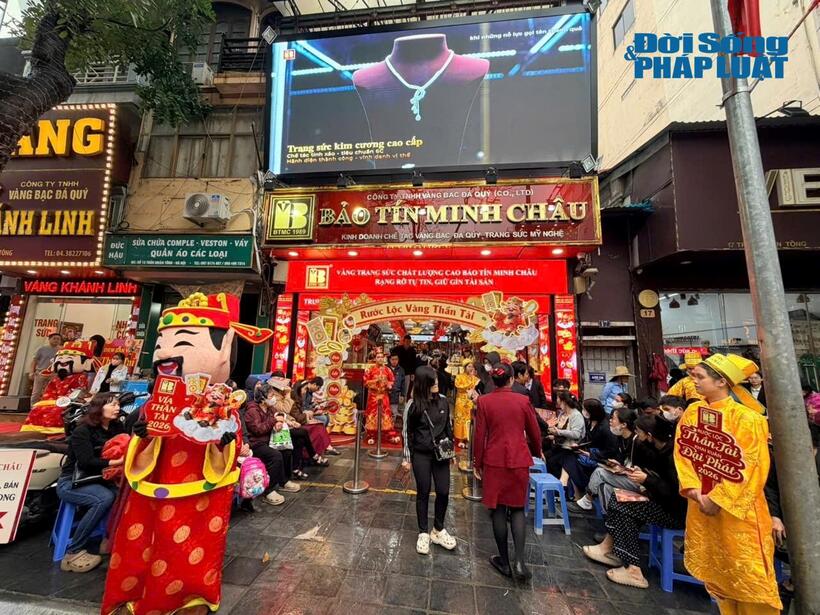 Người dân đội mưa xếp hàng dài trên phố Trần Nhân Tông từ sáng sớm để mua vàng ngày vía Thần Tài.