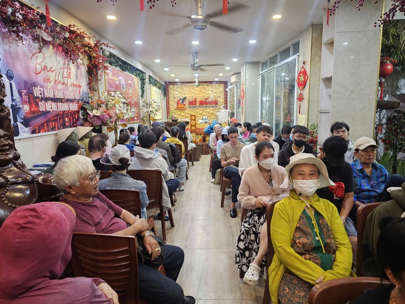 Đến 6h  sáng, cửa hàng Mi Hồng bắt đầu mở cửa. Tuy nhiên, mỗi người chỉ được mua 1 chỉ vàng. Bên cạnh đó, nhiều người cũng mang vàng đi bán để chốt lời lấy may ngày vía Thần Tài. (Ảnh: Người lao động)