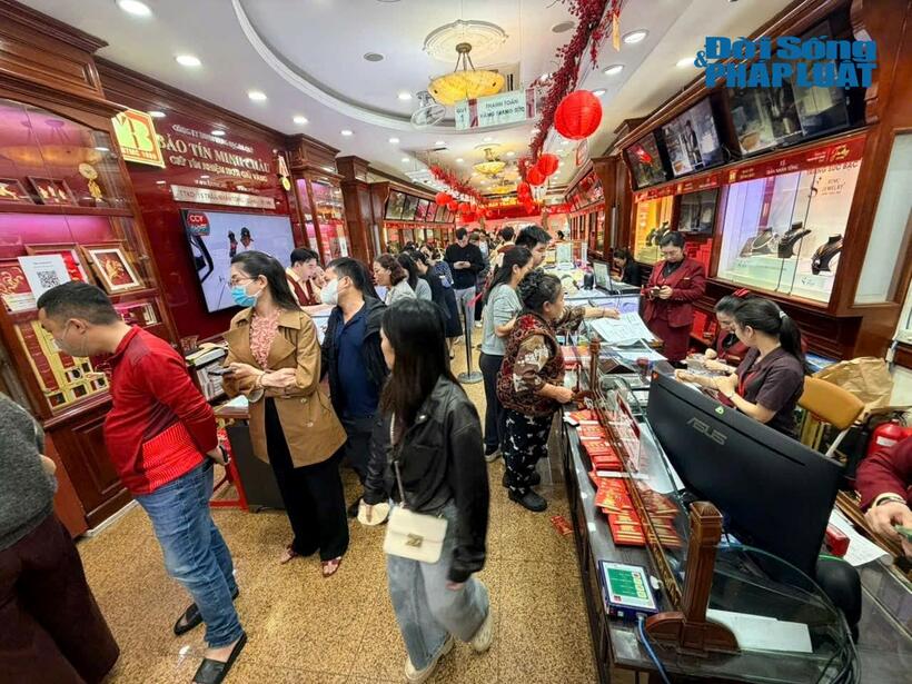 Hà Nội: Người dân đội mưa mua vàng ngày vía Thần Tài tại phố "vàng" - 7