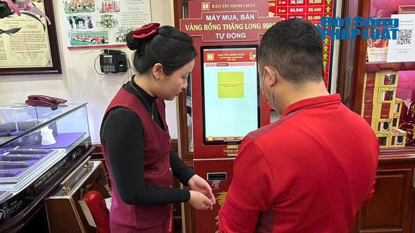 Hà Nội: Người dân đội mưa mua vàng ngày vía Thần Tài tại phố "vàng" - 8