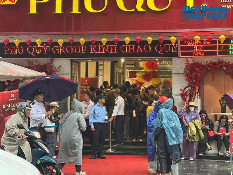 Hà Nội: Người dân đội mưa mua vàng ngày vía Thần Tài tại phố "vàng" - 9