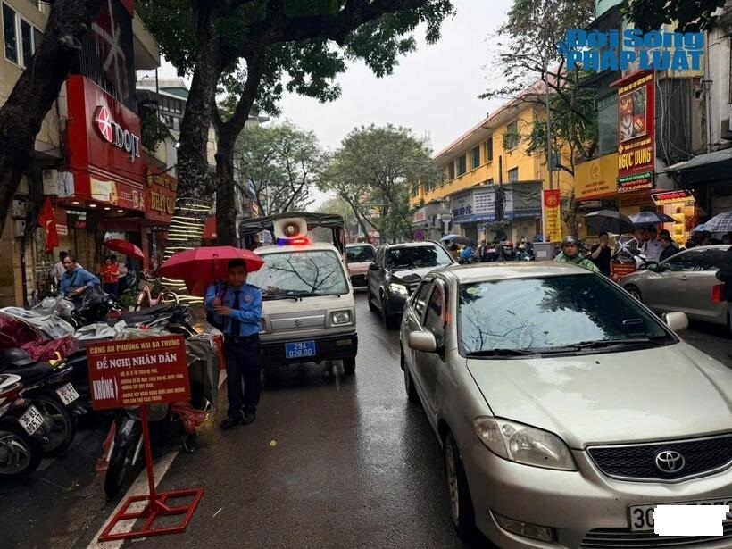 Lực lượng chức năng phân luồng giao thông, đảm bảo an ninh trật tự trên tuyến phố đông đúc.