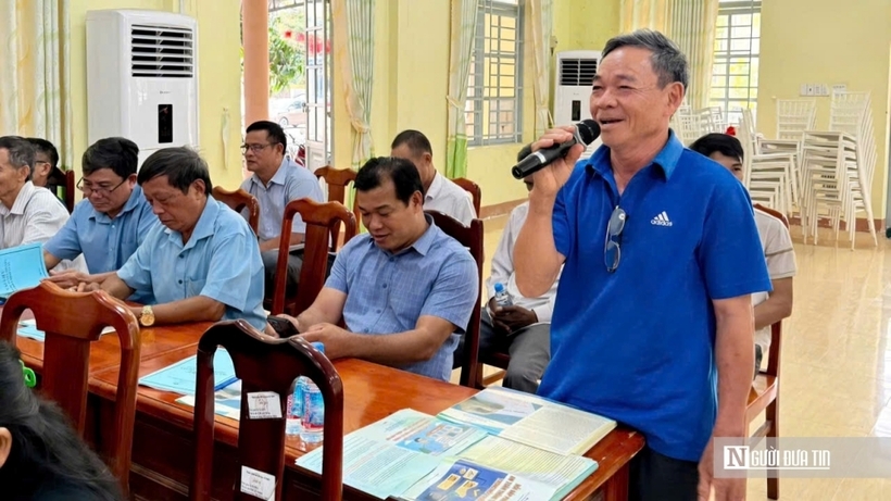 Người dân phấn khởi và tích cực tham gia trả lời các câu hỏi do báo cáo viên đặt ra.