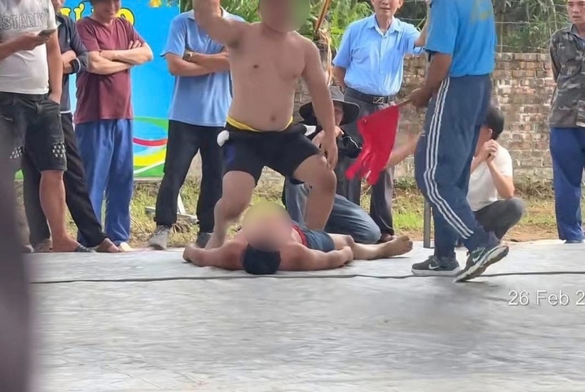 Người đàn ông được đưa đi cấp cứu nhưng đã tử vong. Ảnh chụp màn hình