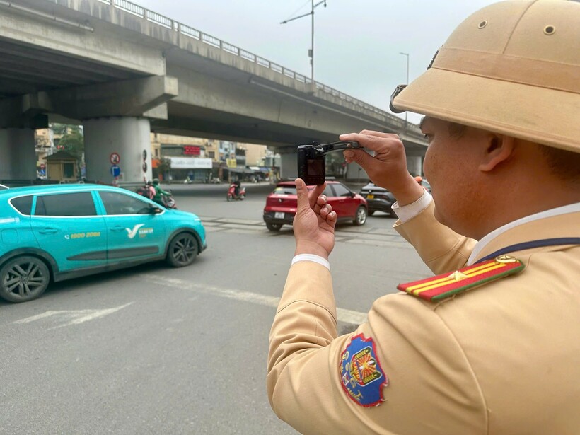 CSGT sử dụng thiết bị nghiệp vụ ghi hình các trường hợp vi phạm.