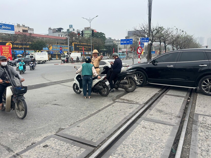 Nhiều trường hợp điều khiển xe máy vi phạm bị phát hiện, xử lý sáng 27/2.