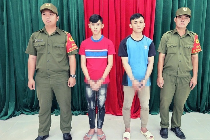 Cơ quan công an đọc quyết định khởi tố bị can đối với Ngô Văn Thành và Phạm Danh Hoàng An. Ảnh: Tuổi Trẻ.