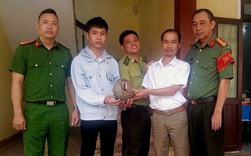 Em Trương Võ Quang Triết giao nộp cá thể tê tê quý hiếm nặng 3,5 kg cho lực lượng chức năng. Ảnh: Công an Đà Nẵng