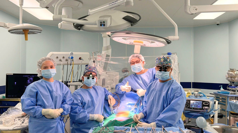 Các bác sĩ Vinmec Times City trong một ca tiến hành ghép gan cho bệnh nhi.