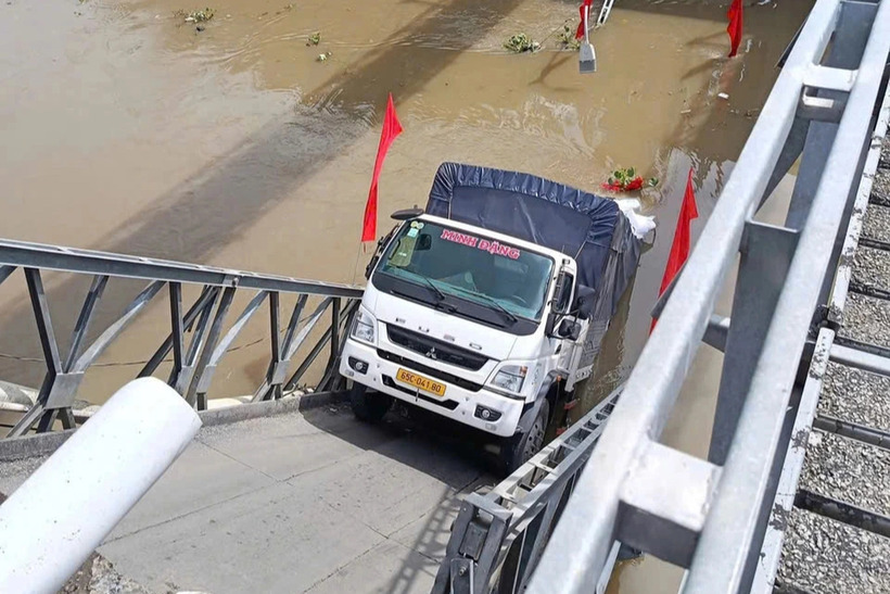 Nửa thân xe tải chìm dưới sông. Ảnh: Báo Dân trí.