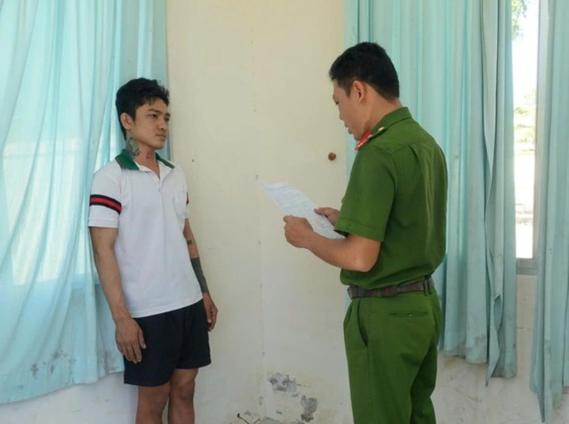 Công an tỉnh Vĩnh Long thi hành lệnh bắt Nguyễn Văn Nùng. Ảnh: Công an tỉnh Vĩnh Long.