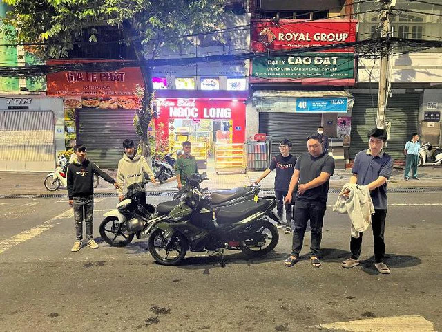 Lực lượng chức năng dựng lại hiện trường nơi xảy ra vụ việc. Ảnh: Báo Người lao động.