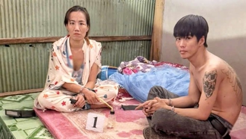 Công an đã tống đạt các Quyết định khởi tố vụ án, khởi tố bị can và Lệnh tạm giam 2 đối tượng về hành vi “Mua bán trái phép chất ma túy”. Ảnh: Lao động