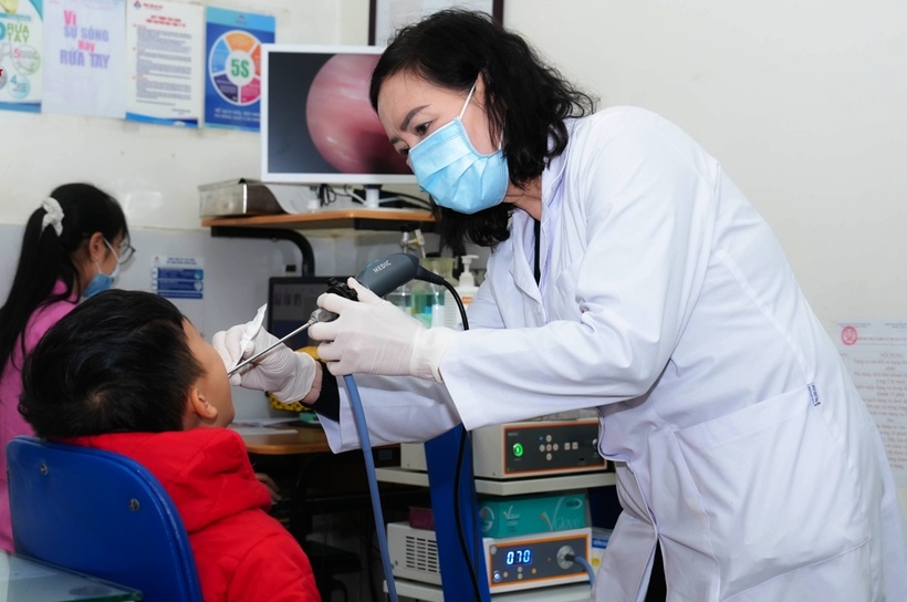 PGS.TS Nguyễn Thị Hoài An khám cho bệnh nhi