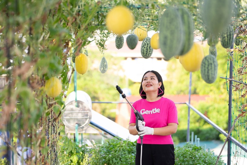 Để hiện thực hóa ý định này, ngay từ khi xây dựng nhà, chị đã yêu cầu thiết kế hệ thống sân thượng và ban công tại tầng 3 và tầng 4 với tổng diện tích lên tới 140m2. Toàn bộ hệ thống lan can được tận dụng làm hàng rào bằng hàng trăm chậu hoa, đồng thời quy trình chống thấm cũng được gia chủ xử lý kỹ lưỡng ngay từ khâu đặt móng.